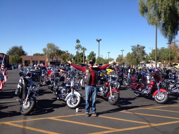 chrismatthieu's tweet photo. Line up - time to ride! @knightsonbikes #veteransday #tributeride http://t.co/J0V9xsa5kN