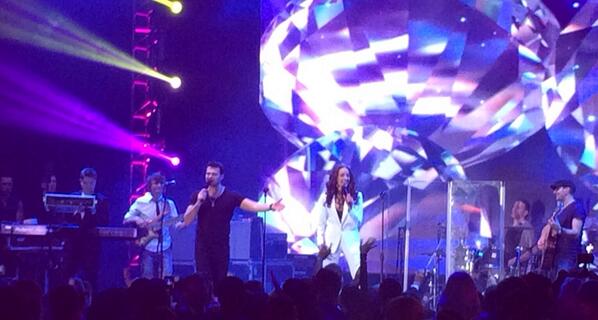 ARTEM_KLYUSHIN's tweet photo. Emin @eminofficial &amp; Olivia Culpo @oliviaculpo singing #AMOR #eminamor  #missuniverse #missuniverse2013 http://t.co/91UhCCZBpO