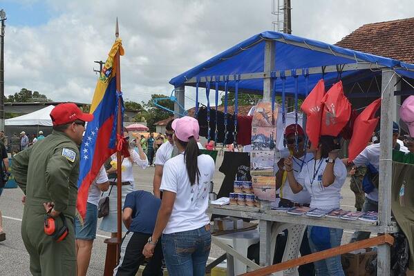 FOTO: En el Stand de G-16 en la jornada de puertas abiertas en #cruzex2013 se vendieron fotos de AVIAMIL