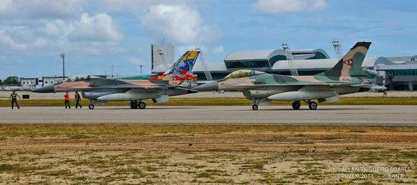 FOTO: 2 de Nuestros F-16s apunto de salir en una mision de escolta de un paquete de ataque simulado en #cruzex2013