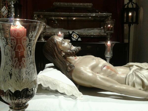 Hsantosepulcro's tweet photo. Culmina el Besapies a Nuestro Cristo Yacente, gracias a todos por vuestra asistencia http://t.co/fOTFfoWXhE