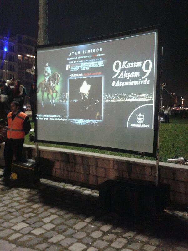 25Yapim's tweet photo. Socialwall ekranimizla @izmir gundogdu meydanindaydik #atamizmirde @KonakBel @TartanHakan http://t.co/VQjzta6usO