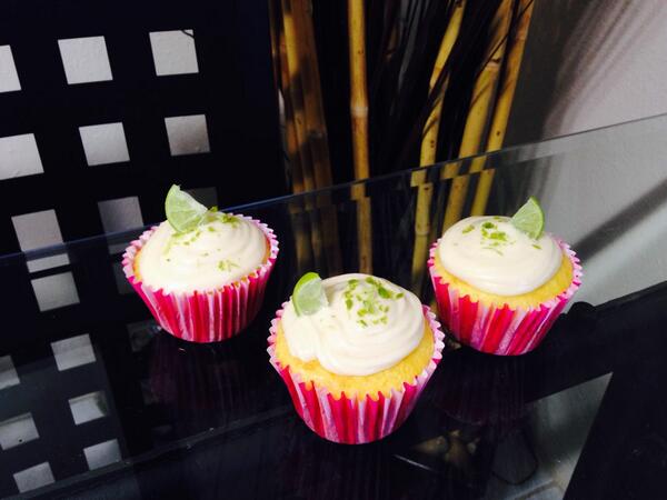 Kar_Morales's tweet image. Para ser mi primera vez haciendo cupcakes creo no quedaron nada mal. #DeliDeli #LemonCupcakes #ThankYouSis