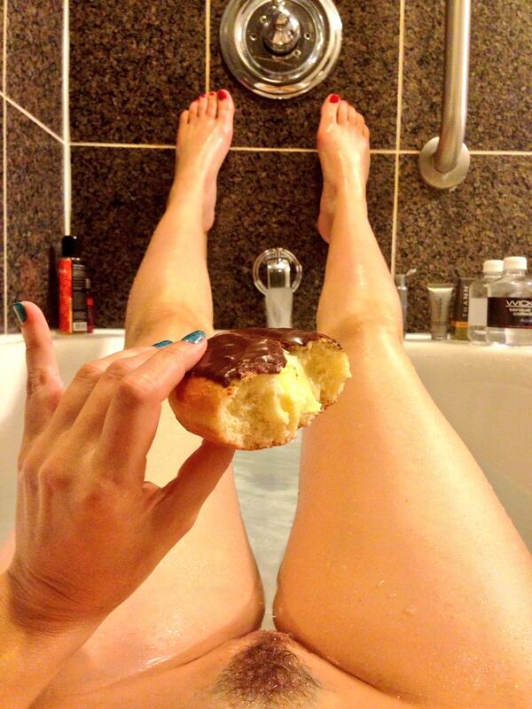danadearmond's tweet photo. Bath donut. Deal with it. http://t.co/8PVcL8yeJd
