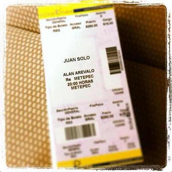 ivanguillerm0's tweet photo. Tú, yo, @soyjuansolo cantando para nosotros esta noche en @ReBarMexico.

No sé, piénsalo. http://t.co/y2tFigylCq