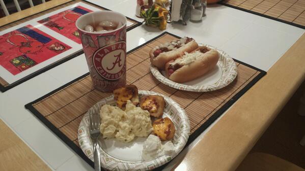 LaraJody's tweet photo. Pre game meal. http://t.co/JJV3tcHwQb