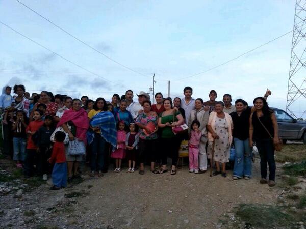 PRITUXTLA's tweet photo. #PRITuxtla #CercaDeTi en la Col. Satélite donde llevamos ropa para donar. @PaulinaConde @noecastanonr @ralbores http://t.co/LjroDqN0Jk