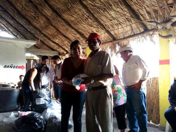 PRITUXTLA's tweet photo. #CercaDeTi en la Col. Satélite donde llevamos ropa y zapatos para donar. @PaulinaConde @noecastanonr @ralbores http://t.co/VA7QRKwCTn