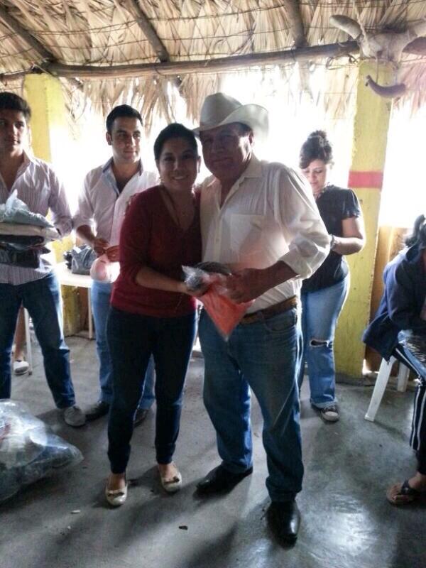 PRITUXTLA's tweet photo. Nuestra encargada del despacho de la secretaría general del #PRITuxtla con don Mario, Lider de la col. Satélite. http://t.co/yi4hbgQFog