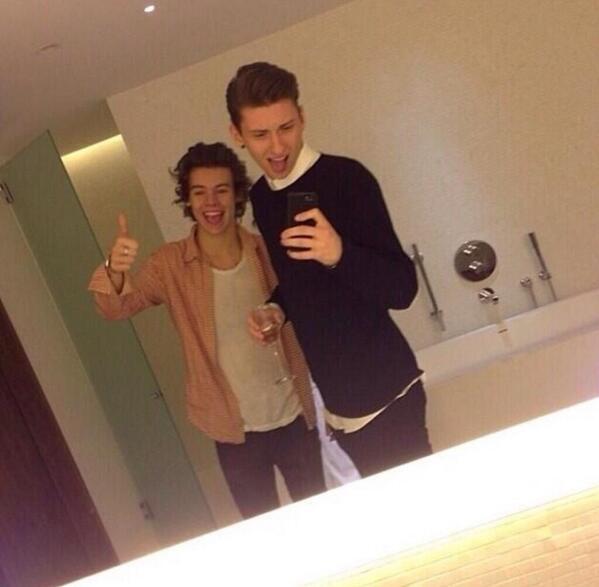 1DSuperHumans_'s tweet photo. NEW | Harry at Alexa Chung's party! http://t.co/zNnum3HAJm