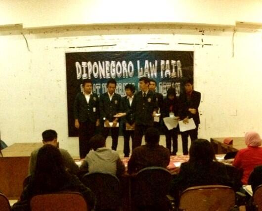 DLF_2016's tweet photo. Pertandingan kedua Apeldoorn (pro) melawan Fransisco Suarez (kontra) dengan mosi "Penghapusan Kolom Agama di KTP" http://t.co/0v41g0rPGW
