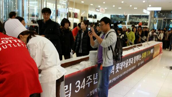 kchoi7777's tweet photo. 롯데아울렛 서울역 초대형 빼빼로데이 제작증정 행사 http://t.co/x7c9Dyl3U5