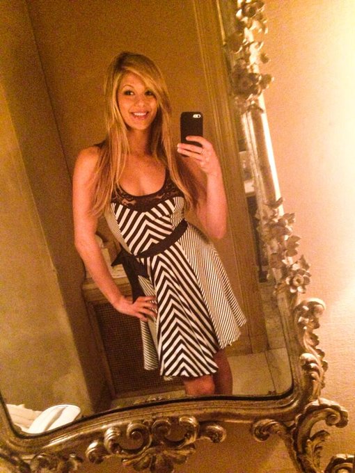Movie night at the mansion! Mwah! XOXO
??❤
@Playboy @hughhefner #love #happiness #movienight #smile http://t