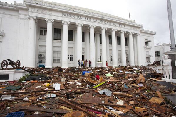 ExtremeStorms's tweet photo. Debris all the way up to the steps http://t.co/w9XJXXFyj1
