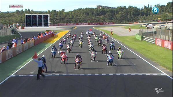 #MotoGP Arranca la carrera de #Moto3 en Valencia con el título en juego. Síguela en directo: telecinco.es/motogp/