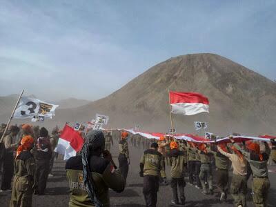 Kepanduan PKS Jatim Kibarkan Bendera Merah Putih Terpanjang di Bromo | <a href="/PKSJATIM/">DPW PKS Jawa Timur</a> #PahlawanKitaSemua