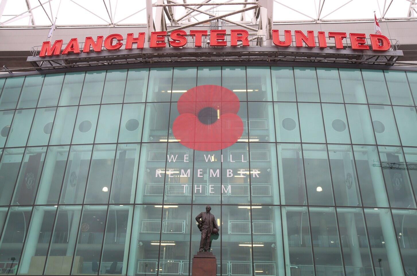 Manchester United put a large poppy on Old Trafford with the message 1453 x 960