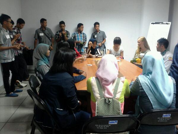 OpenHouseFK's tweet photo. Kelompok 5 with bule japan n holland ;) http://t.co/7sP6cqv1Fu