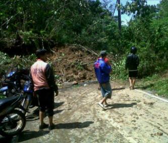 ferdiawed's tweet photo. Jl Liwa-Krui kembali Longsor km 16 @sulistiasemut http://t.co/NaBy7xprbc
