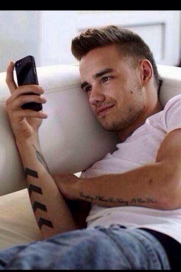 lightheartedlwt's tweet photo. "Liam, why are you smiling?"
"They won us ANOTHER award"
#EMAzing One Direction http://t.co/JJI7be6uT0