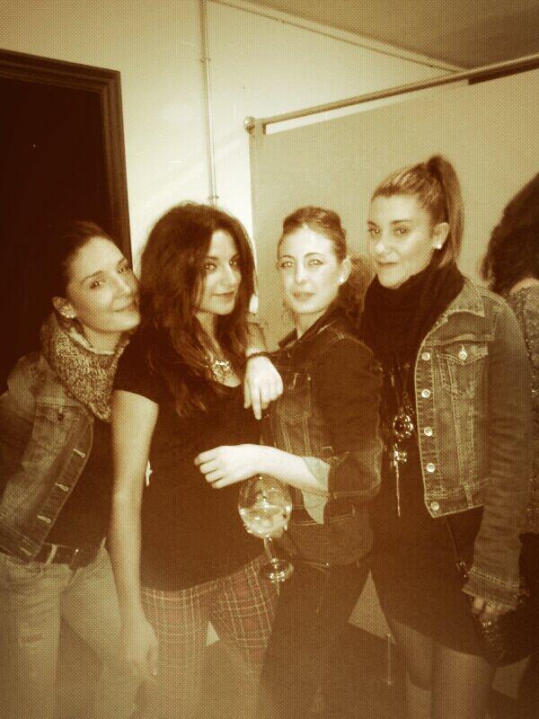 tefiii31's tweet photo. "@b_anitaaa_91: @tefiii31 @biiArtigas @thaaiseta @Azahara Traya ?? Caraoque ?? Gossipeamos ???  ME ENCANTAIS!!!! http://t.co/4Ls6cP7XoE