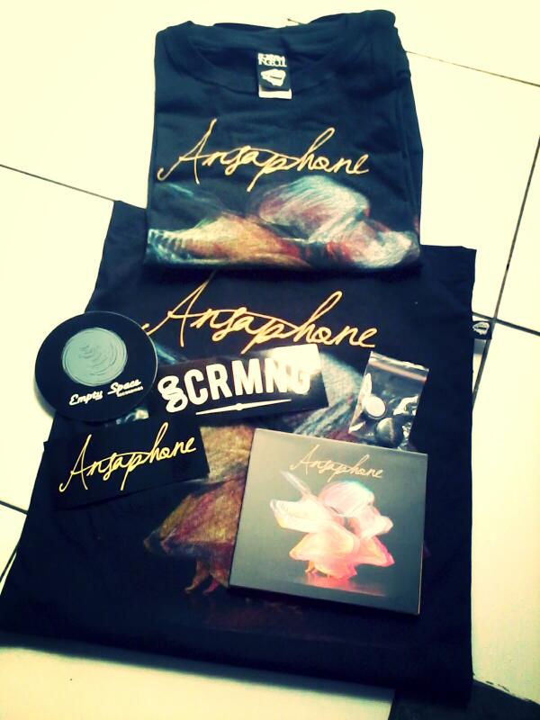 Nuhun <a href="/ansaphoneband/">ansaphone.</a> , <a href="/ScrmngSoul/">GOOD GUYS DIE YOUNG</a> &amp; Empty Space Recs untuk "Dancing In The Colours" Album Bundle Package-nya.