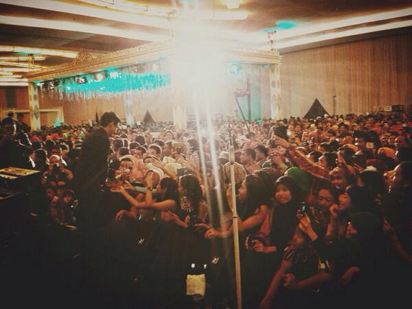 RT <a href="/afgansyah_reza/">-</a>: In relation to my last tweet. Kawinan apa konser? 😜