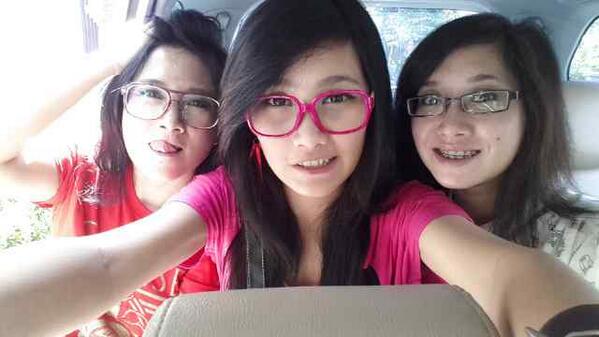 friskadamara's tweet photo. Ka Noy nih lagi nyetir sempet2nya ke blakang ikutan foto..dasar @Leony_CC @alxachuu http://t.co/rqWQE90Dax