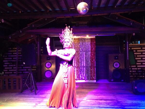 Wij meenden in de danseres bij het eten Roy Donders te herkennen.