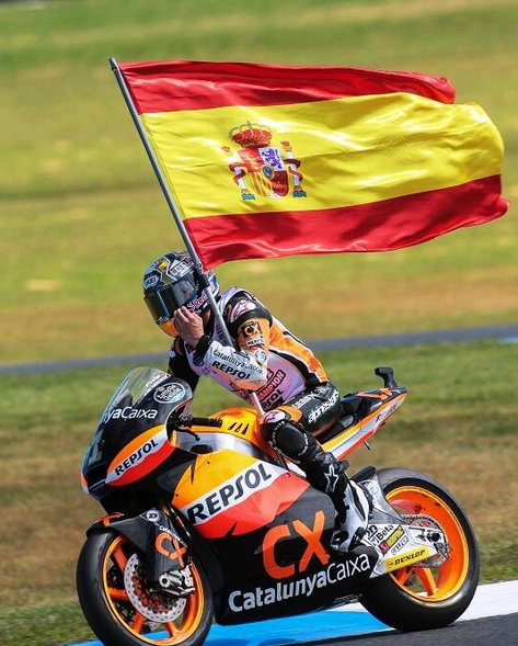 ReaI_Madrid_CF's tweet photo. Campeón del mundo y siendo catalán sacando con orgullo la bandera de España.

¡Felicidades Marc Márquez! http://t.co/uAvJNY6Arh