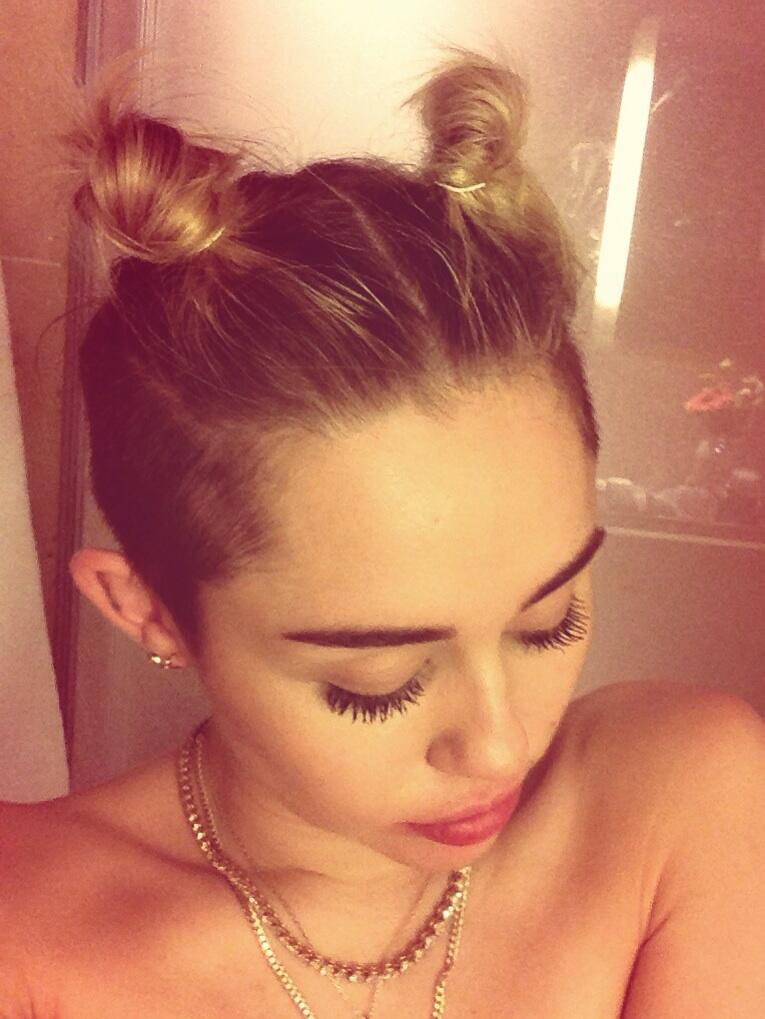 dating website drawing troll miley cyrus nude in shower