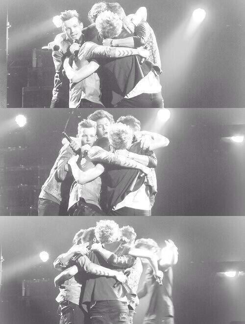 spitofyoou's tweet photo. THINK ABOUT THE BOYS WHEN THEY WIN

I don't know about you but I wanna see another group hug

#EMAzing One Direction http://t.co/t0hNEjAuEw