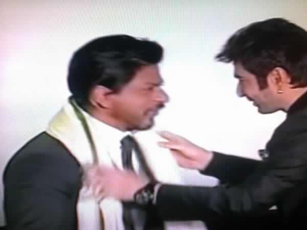 ShahRukhKhan_FC's tweet photo. SHAH RUKH KHAN ( @iamsrk ) being felicited by @jeet30 at #19KIFF : #Kolkata http://t.co/JFmrgs7OUl