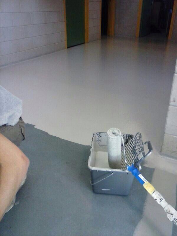 Terwijl wij gisteren aan het zwemmen waren, is de vloer in ons gebouw opgeknapt en voorzien van een nieuw kleurtje