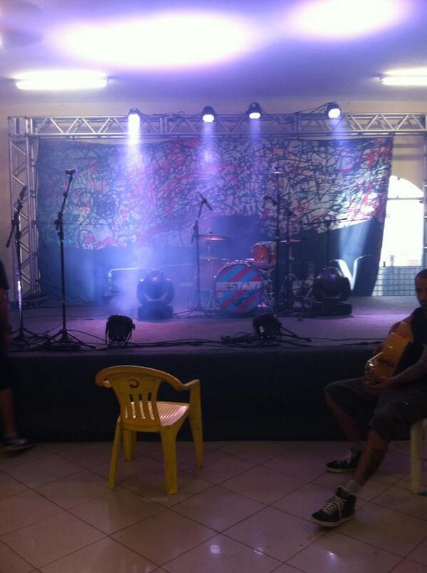 sitepelanzabr's tweet photo. A equipe está passando o som! Este será o palco em que a Restart se apresentará hoje! http://t.co/uGsbZeU1Tl