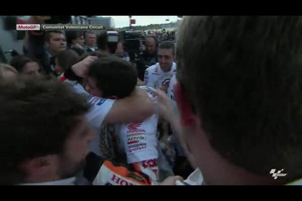 marquezindofans's tweet photo. Marc Marquez with his team (1) http://t.co/ygY61EXjGr