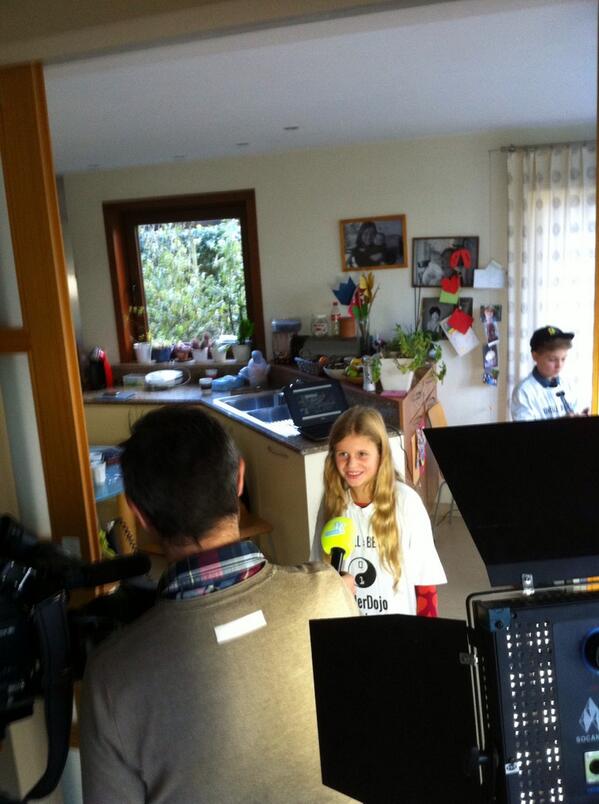 IlseBracke's tweet image. Team #CoderdojoBE interview Ketnet Karrewiet - dinsdag avond kijken met digital girl of the year 2013 Lune en Manon