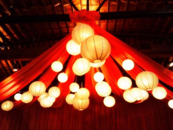 CenterStageNoDa's tweet photo. @ClarkeAllen designers created a chandelier of lanterns for our #newlyweds wedding reception. #love #wedding #clt http://t.co/7VRvdMB3Np