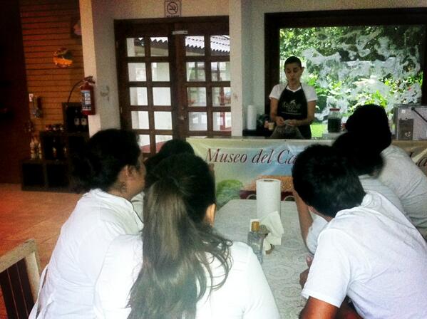 CONGRETOURS's tweet photo. Iniciando el curso de chocolateria artesanal en Comalcalco, Tabasco con nuestra amiga Ana Parizot @ChocoWolter http://t.co/Q5Z19tDnKG