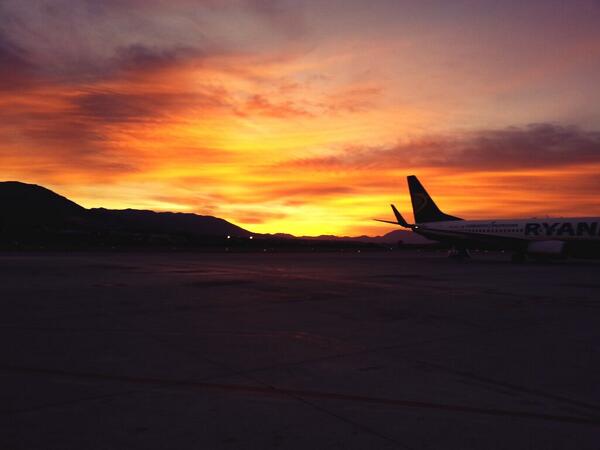 auxi1002's tweet photo. Atardecer en el #aeropuerto @OrgullodeMalaga precioso nuestro cielo! http://t.co/o554tRBI9y