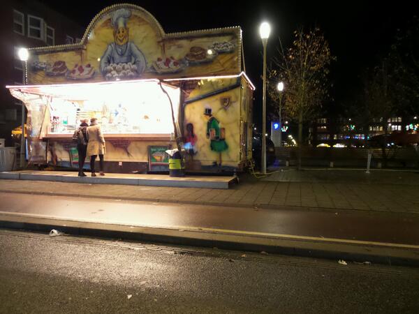 Voor de lekkere trek even een oliebol halen op het Mercatorplein. Alleen de geur al mmm
#Baarsjes
