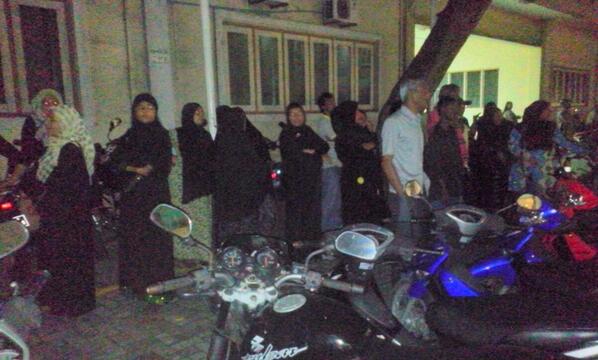 JenniferAishath's tweet photo. Saabahay anhenun thee FISAARI BAEH “@Raajje_tv: Small crowd outside PO calling for Waheed's resignation. http://t.co/0Fk1tWA8Rv”