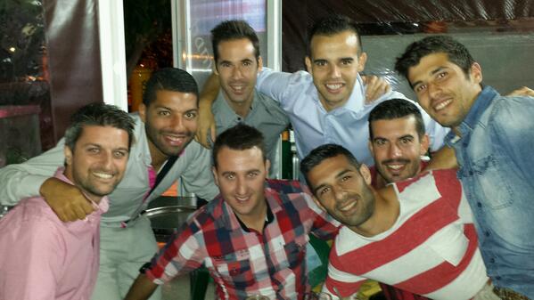 jgdenis12's tweet photo. Mucha tela ese equipo de gala #losmejores @juanfri31 @Maikel_wi @rafita21p @YoanYosep @_Toni_85 @ http://t.co/qSlFQQsZxQ