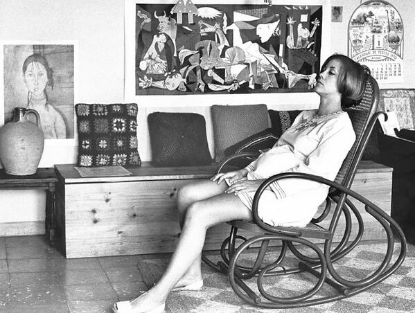 Una fotografia preciosa per recordar,avui,la Montserrat Roig. 
Amb la seva veritat:"No et mors tant si saps llegir".