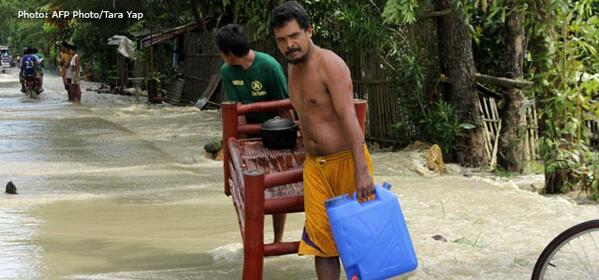 WFP's tweet photo. An estimated 4.5 million are affected by Typhoon #Haiyan, with at least 478,000 displaced. http://t.co/h5lL88tIOc http://t.co/APuTQEkNJh