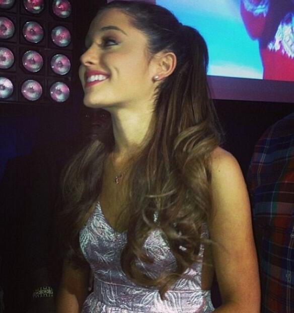ArianaGrande_oo's tweet photo. #votearianagrande to see her smile! http://t.co/jcn91pl5EY