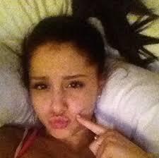 osnapitsari's tweet image. Do it for this face #votearianagrande