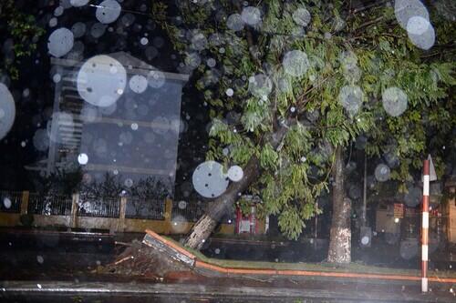 catherine5989's tweet photo. #Haiyan made landfall in Quang Ninh province, wind of 145km (90mph) gusts at 160km (100mph)
photo from tuoitre news http://t.co/rwGlgzxz4a