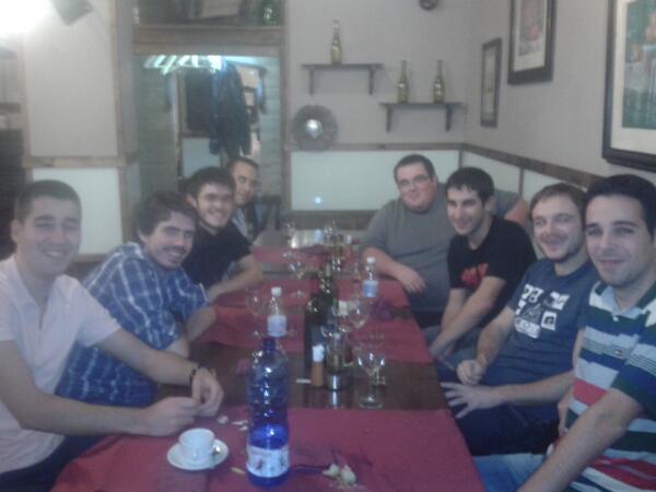Javi_lm's tweet photo. Reunion de scrum @Viqueira89 @Pablo15742 @nietoon @vicente_12345 @pablobv12 http://t.co/bjkuwSQGFC