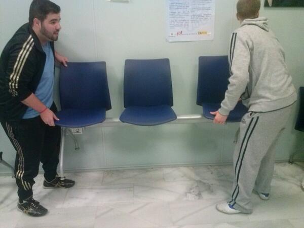 johnmacarter9's tweet photo. En comisaria con @Aronsiiyo @eelcoca @MigueKarlKani robando bancoss XD http://t.co/6xBtRPwxKc